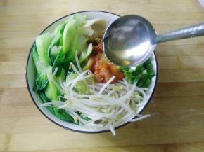 锅内放适量花生油，烧至冒烟，再依次放入调好的酱油汁，小葱，芝麻，花椒面，辣椒面，

趁热泼在辣椒面上，快速搅匀。