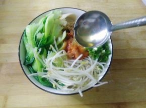 锅内放适量花生油，烧至冒烟，再依次放入调好的酱油汁，小葱，芝麻，花椒面，辣椒面，

趁热泼在辣椒面上，快速搅匀。