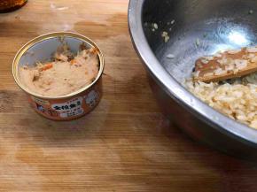 单独的饭团是寡淡的，加入金枪鱼泥罐头做馅，口感更加的丰富。金枪鱼泥罐头添加了胡萝卜颗粒，本身的口感就很丰富，鱼泥无添加很细腻。