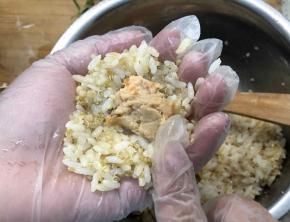 直接把金枪鱼泥放在藜麦饭团中，双手挤压紧。