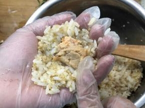 直接把金枪鱼泥放在藜麦饭团中，双手挤压紧。