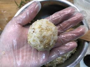 最后成一个圆饭团。最好是适合宝贝们手握的大小，方便他们拿着吃。