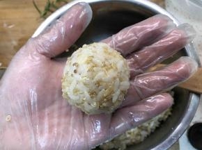 最后成一个圆饭团。最好是适合宝贝们手握的大小，方便他们拿着吃。
