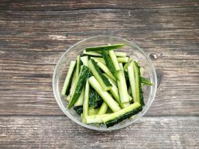 切成细条，放入碗中