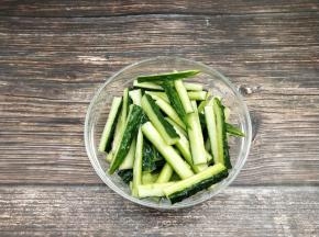 切成细条，放入碗中