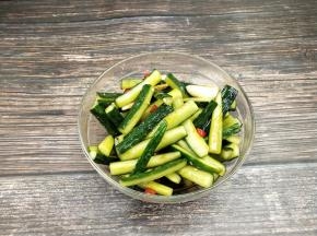 倒六碗汁拌匀，盖上保鲜膜，放入冰箱冷藏腌制八个小时，让它更入味，期间记得翻一次面