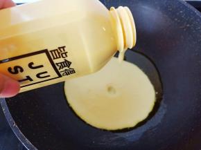 锅里加油，油热倒入150克植物蛋。