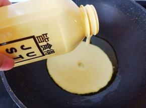 锅里加油，油热倒入150克植物蛋。