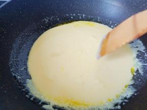 先不用翻动，等微微凝固用铲子翻动。