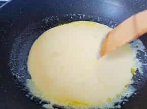 先不用翻动，等微微凝固用铲子翻动。