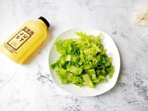 生菜切成丝。