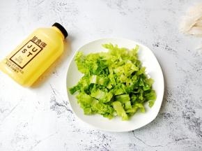 生菜切成丝。