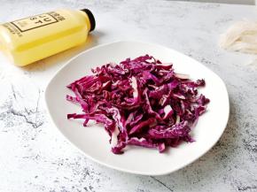 紫甘蓝也切丝。