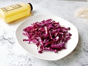 紫甘蓝也切丝。