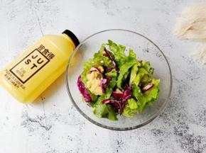 加适量的柠檬汁、橄榄油、盐用筷子拌均匀。