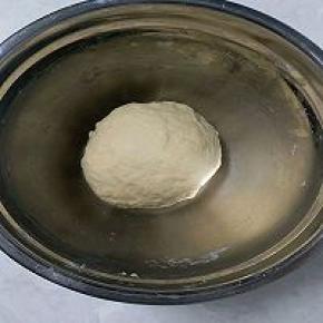 除黄油酵母外所有材料混合揉匀，盖上保鲜膜放于冰箱冷藏过夜静置。因为是手揉出膜，所以静置一夜的面团很容易就揉出手套膜，用厨师机揉面的请按厨师机操作程序进行揉面。液体预留10_20克