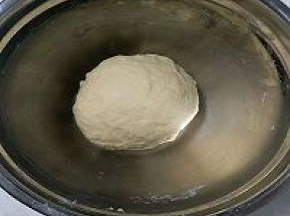 除黄油酵母外所有材料混合揉匀，盖上保鲜膜放于冰箱冷藏过夜静置。因为是手揉出膜，所以静置一夜的面团很容易就揉出手套膜，用厨师机揉面的请按厨师机操作程序进行揉面。液体预留10_20克