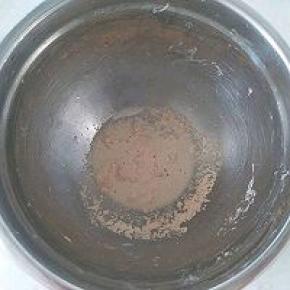 静置一夜的面团拿出回温，同时酵母放在预留的牛奶里融化