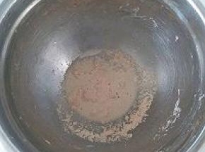 静置一夜的面团拿出回温，同时酵母放在预留的牛奶里融化