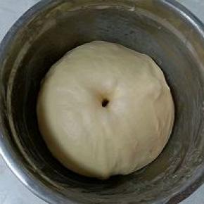 揉好的面团放于28°左右的环境下进行一发，手戳洞洞口不塌陷不回缩，一发就完成了