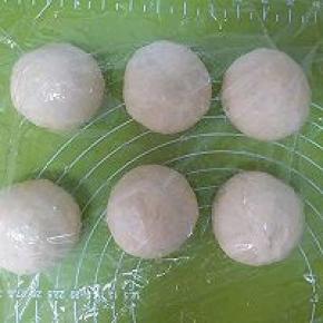 发酵好的面团平均分割成六份，分别滚圆，盖上保鲜膜松弛15分钟左右