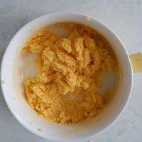 在面团一发的时候，准备椰蓉馅料，软化的黄油放入细砂糖混合均匀，再分三次加入蛋液，每一次蛋液与黄油融合了，再加下一次蛋液