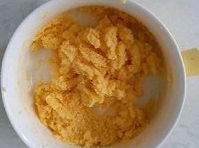 在面团一发的时候，准备椰蓉馅料，软化的黄油放入细砂糖混合均匀，再分三次加入蛋液，每一次蛋液与黄油融合了，再加下一次蛋液
