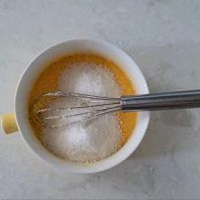 再放入椰蓉搅拌均匀后放入冰箱冷藏待用