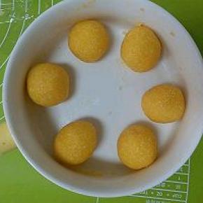 面团松弛的时候，拿出椰蓉馅料，平均分成六份，再搓成圆球