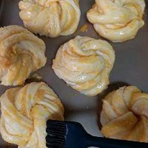 整形好的面包胚放于38°左右的环境下进行二发，完成后再轻轻在表面刷上蛋液