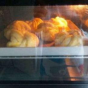 放入预热好的烤箱中层上下火170°，时间18分钟左右进行烤制