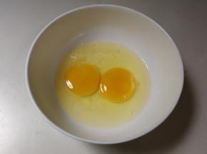 鸡蛋打入碗中