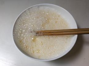 放入两倍半的开水，打散均匀