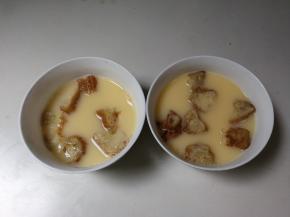 分装入碗中，放入油条块