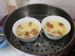 蒸锅水开放入鸡蛋碗，蒸八分钟焖三分钟