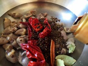 倒入生抽和老抽