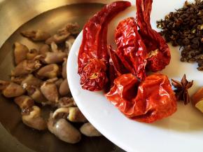 鸡心放入锅中，添水，放入调料