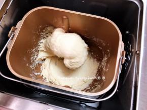 揉至面团光滑无干粉的状态