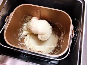 揉至面团光滑无干粉的状态