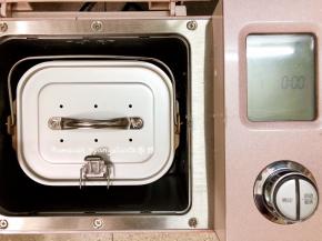 盖上盖子，油量比较多，以防揉面的时候油弹到面包机盖子，继续揉至面团吸收所有食用油，揉好的面团跟耳坠一样柔软就可以了