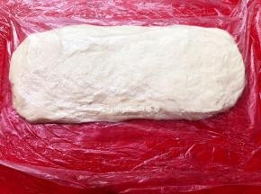 面团上抹上少许食用油防粘，盖上保鲜膜发酵