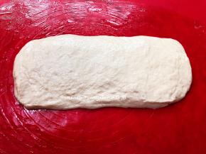 硅胶垫子上抹上适量的食用油，面团防粘，取出面团把面团放在硅胶垫上把面团用手整理成长条状