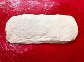 硅胶垫子上抹上适量的食用油，面团防粘，取出面团把面团放在硅胶垫上把面团用手整理成长条状