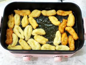 把油条炸至金黄色捞出沥干油分即可