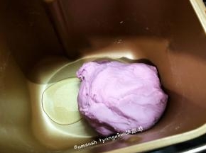 加入5克的食用油，继续揉至面团吸收所有食用油，揉至面团表面光滑即可取出