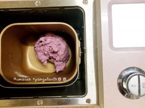 除了食用油之外，把所有材料都投进面包机中，启动和面功能，揉面10分钟，揉至面团光滑无干粉的状态