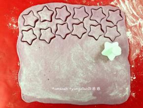 然后用饼干模具压出花型