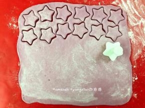 然后用饼干模具压出花型