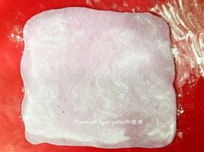 然后擀成薄片，大约2毫米厚度
