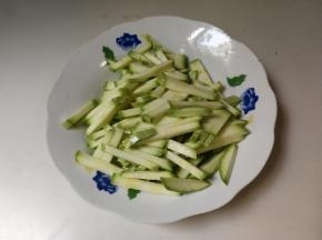 西葫芦切成条